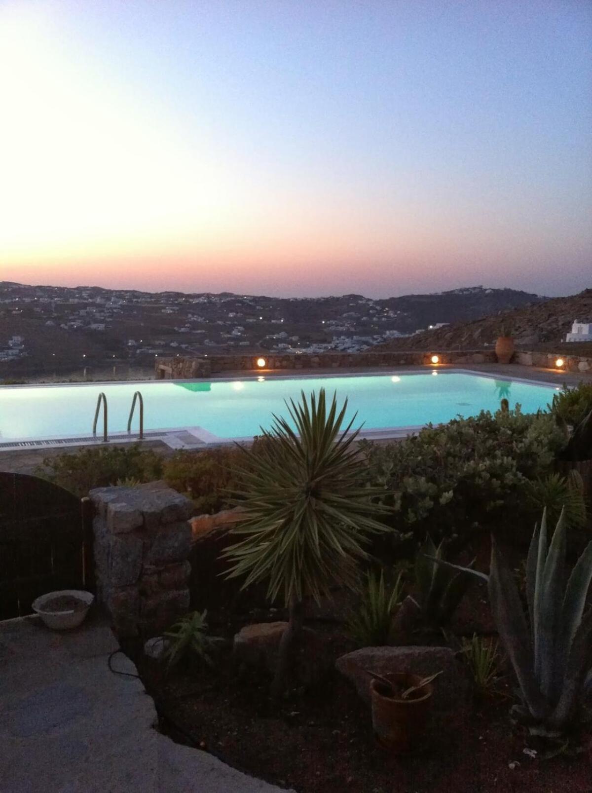 Blue Island Maisonette With Sharing Pool